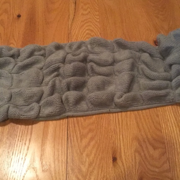 Grey scarf - Picture 3 of 3